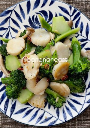 A picture of Chinese-Style Stir-Fried Broccoli and Scallops.
