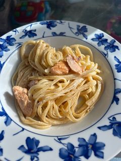 Una foto de Tallarines con salmón en salsa de limón