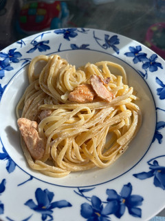 Una foto de Tallarines con salmón en salsa de limón
