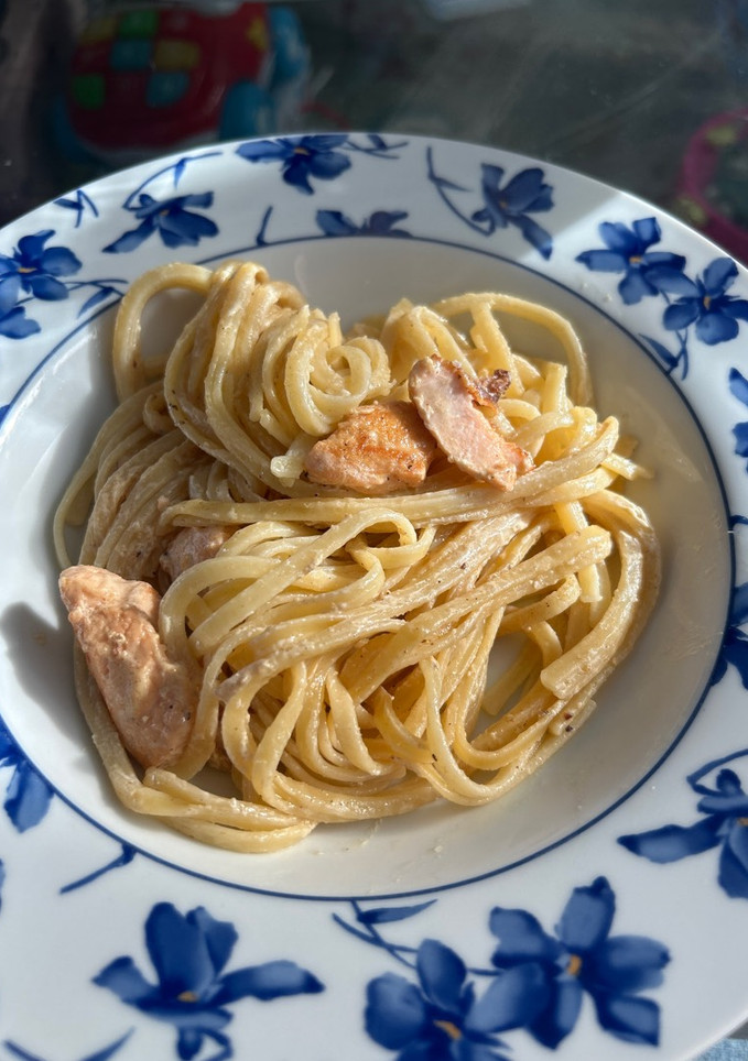 Una foto de Tallarines con salmón en salsa de limón
