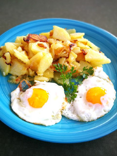 Una foto de Patatas confitadas con huevos de corral fritos