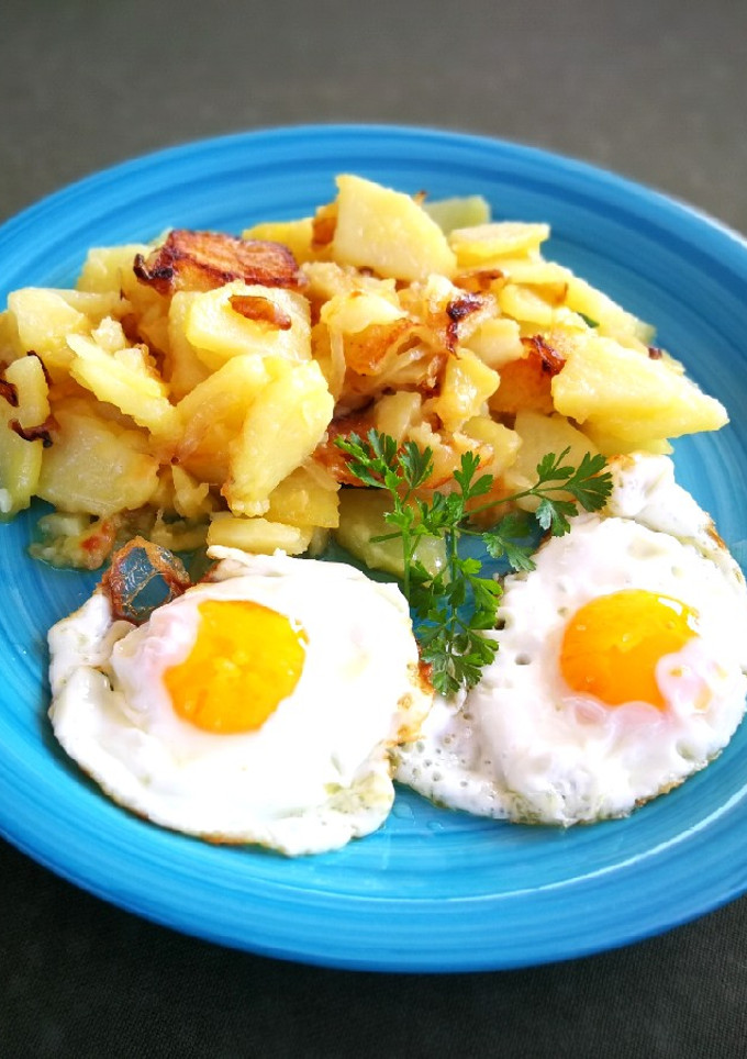 Una foto de Patatas confitadas con huevos de corral fritos