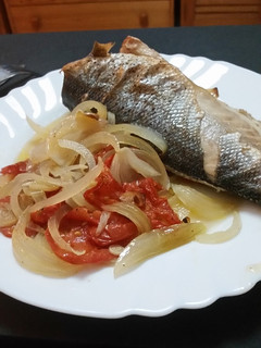 Una foto de Lubina al horno con verduras
