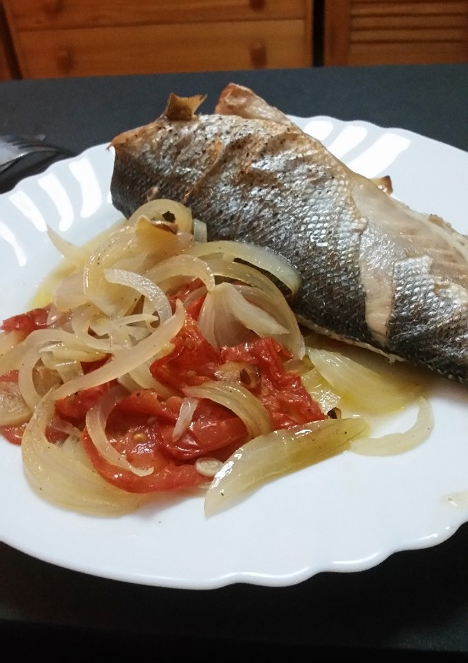 Una foto de Lubina al horno con verduras
