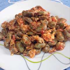 Una foto de Habas baby salteadas con huevo, jamón y tomate