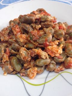 Una foto de Habas baby salteadas con huevo, jamón y tomate