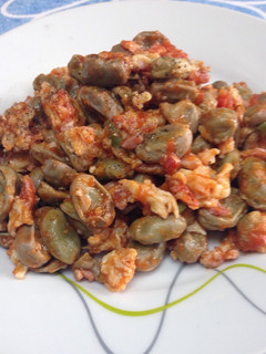 Una foto de Habas baby salteadas con huevo, jamón y tomate
