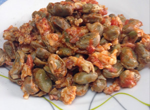 Foto principal de Habas baby salteadas con huevo, jamón y tomate
