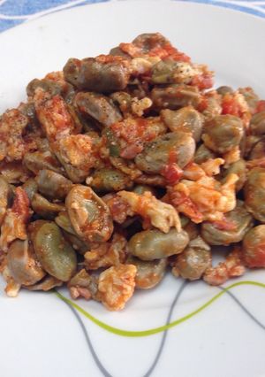 Una foto de Habas baby salteadas con huevo, jamón y tomate