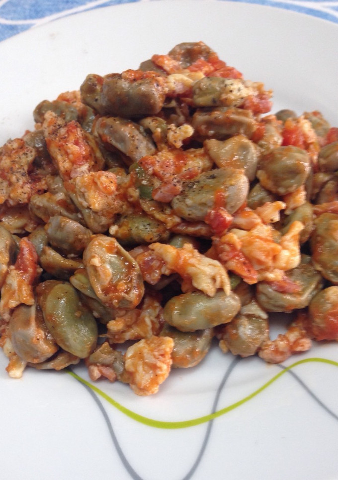 Una foto de Habas baby salteadas con huevo, jamón y tomate