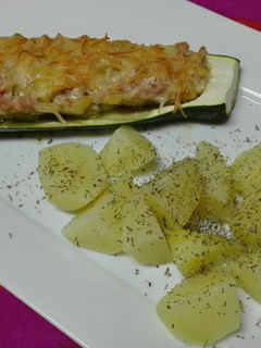 Una foto de Calabacín relleno de pollo y pavo