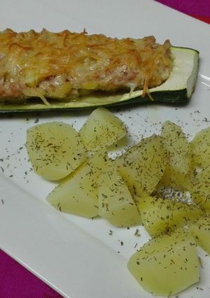 Foto principal de Calabacín relleno de pollo y pavo