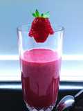 Smoothie con fragole, mango e mirtilli