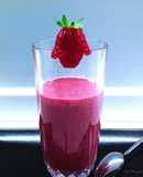 Smoothie con fragole, mango e mirtilli