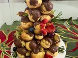 Torre de profiteroles com chocolate