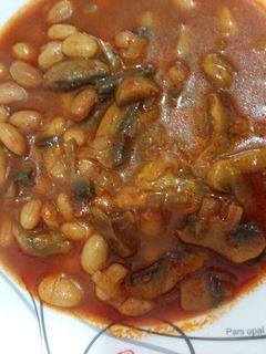 عکسی از دستور خوراک قارچ و لوبیا