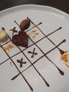 Una foto de Bombones de chocolate oscuro con relleno de maracuyá y mezcal