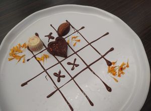 Una foto de Bombones de chocolate oscuro con relleno de maracuyá y mezcal