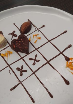 Una foto de Bombones de chocolate oscuro con relleno de maracuyá y mezcal