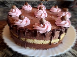 Una foto de Torta de mousse de chocolate y mousse de dulce de leche