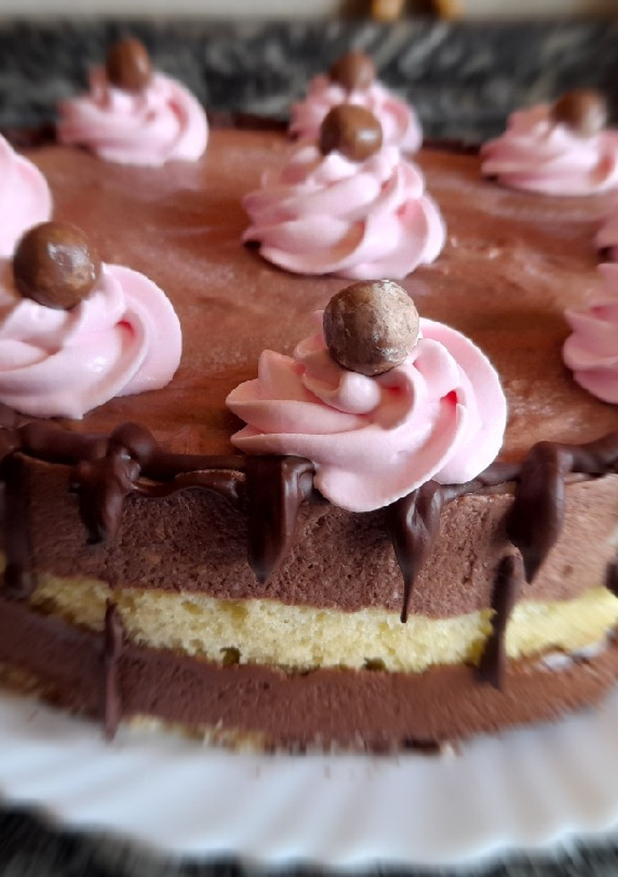 Una foto de Torta de mousse de chocolate y mousse de dulce de leche