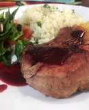 Chuleta de cerdo con salsa de moras
