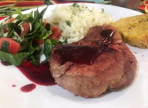 Una foto de Chuleta de cerdo con salsa de moras