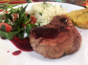 Una foto de Chuleta de cerdo con salsa de moras