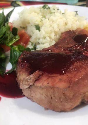 Una foto de Chuleta de cerdo con salsa de moras