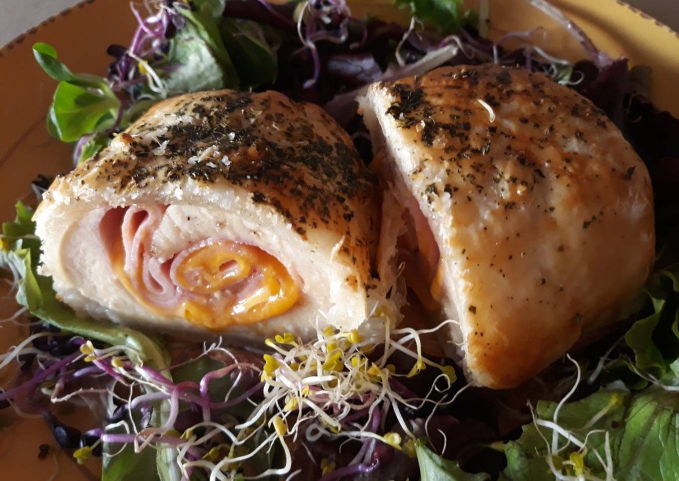 Hojaldre de pollo relleno de jamón dulce y queso Cheddar