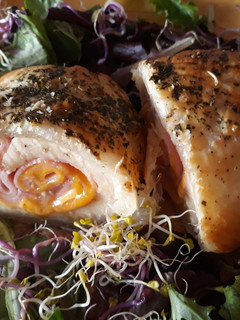 Una foto de Hojaldre de pollo relleno de jamón dulce y queso Cheddar