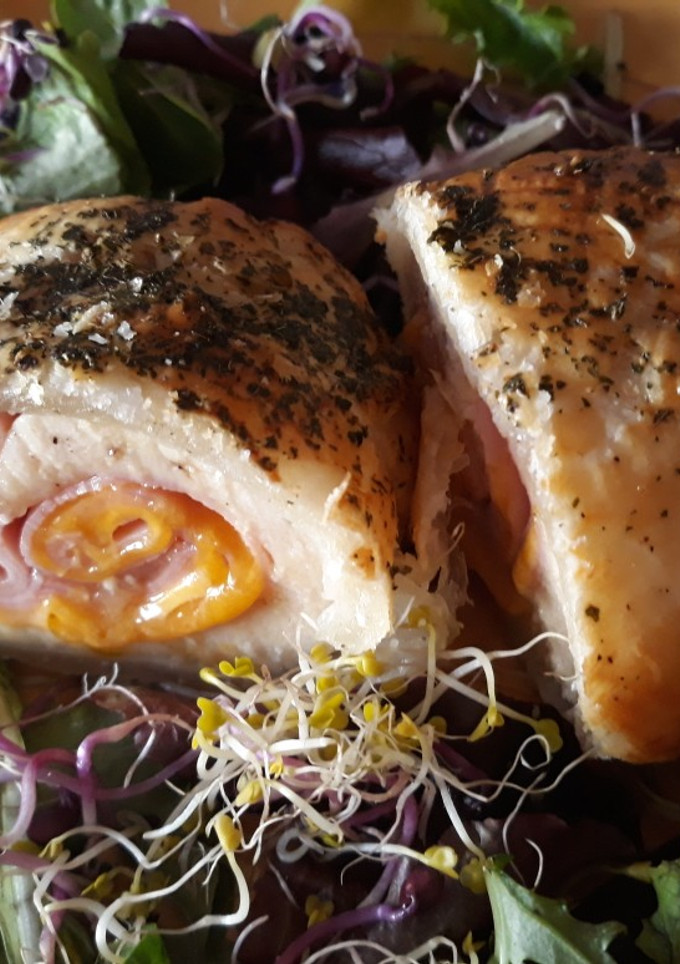 Una foto de Hojaldre de pollo relleno de jamón dulce y queso Cheddar