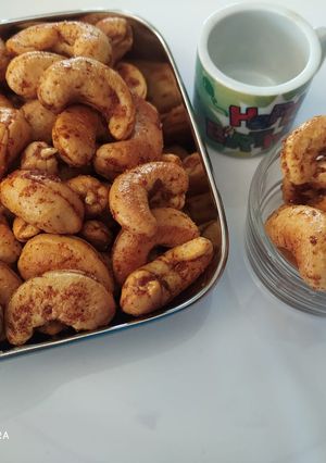 A picture of Spicy cashew nuts.