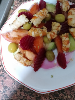 Una foto de Ensalada de gambones y remolacha