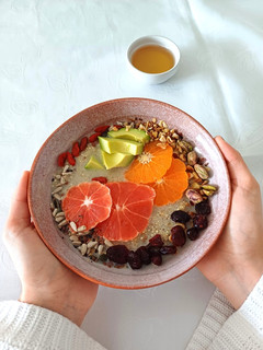 Una foto de Gachas de quinoa con frutas (sin gluten y sin lactosa)