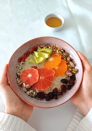 Una foto de Gachas de quinoa con frutas (sin gluten y sin lactosa)