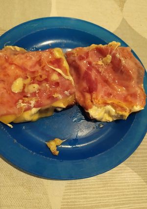Una foto de Mollete de queso y jamón