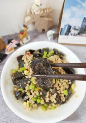 惹怒泰國人的皮蛋豬血糕打拋豬 的食譜成品照片