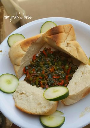 A picture of Bread with spring onion sauce.
