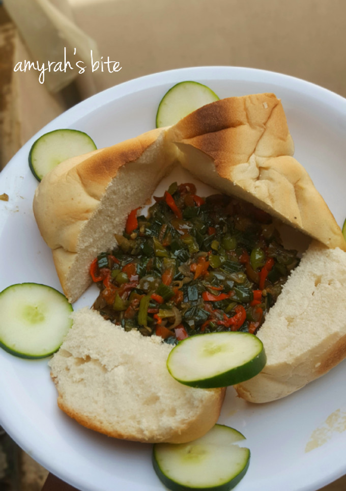 A picture of Bread with spring onion sauce.