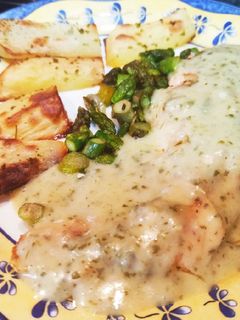 Una foto de Salmón en salsa verde con guarnición de patatas y espárragos