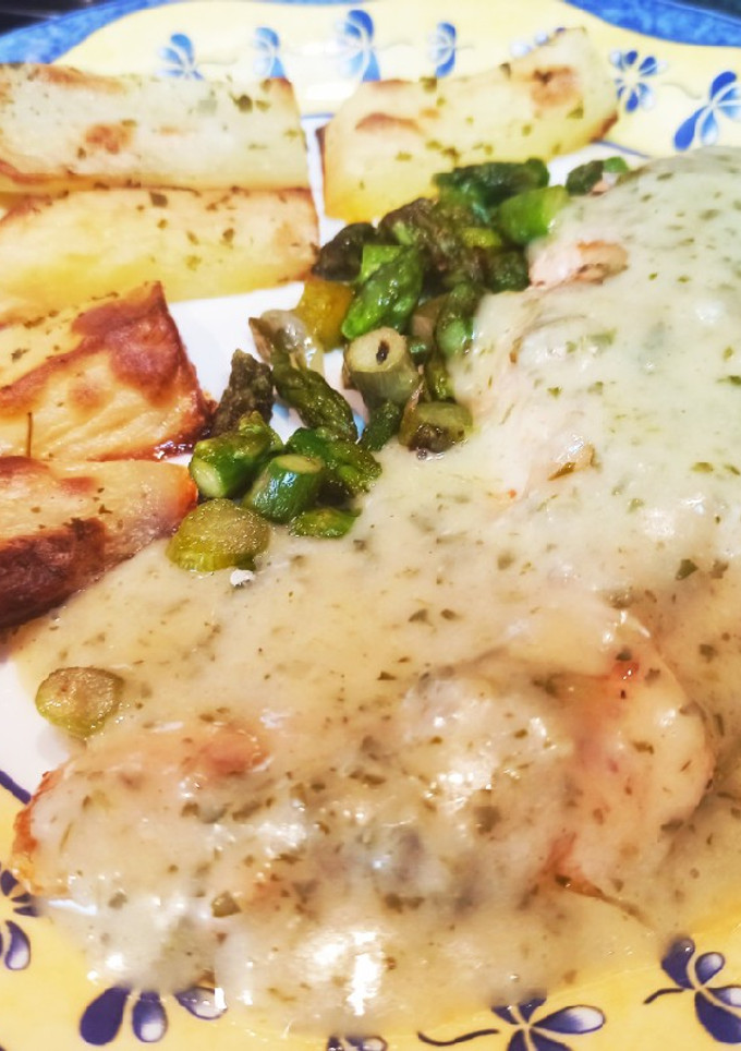 Una foto de Salmón en salsa verde con guarnición de patatas y espárragos