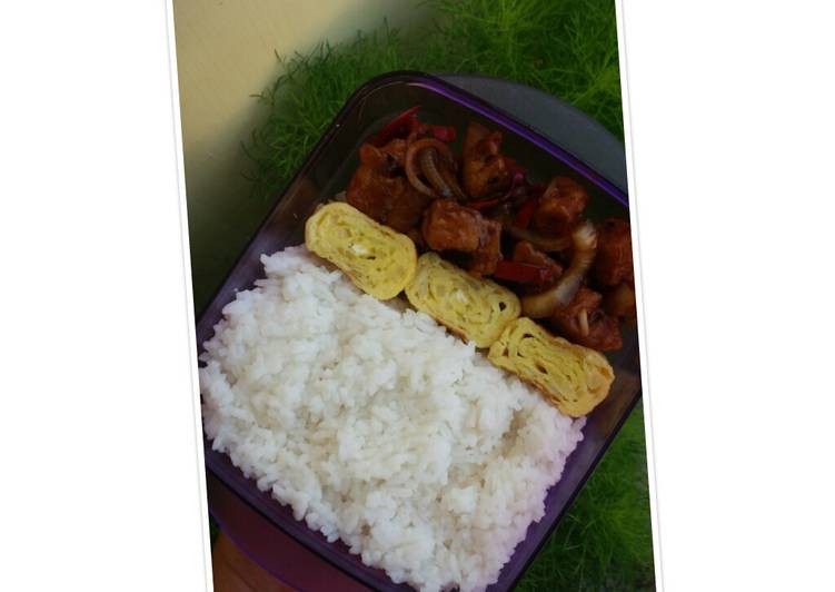 LUNCH BOX : Tempe lada hitam & Telur gulung