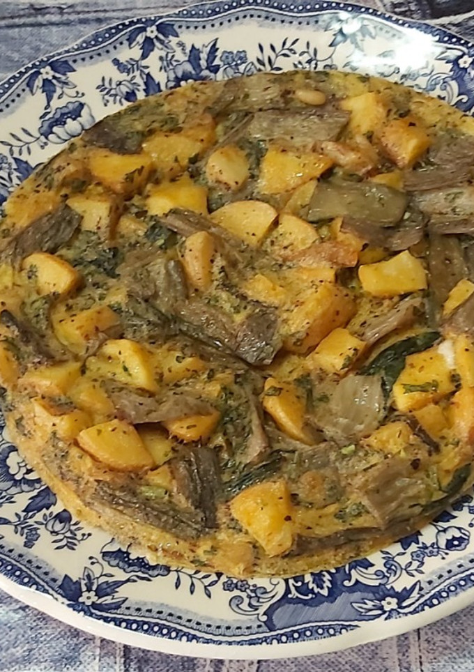 Una foto de Tortilla de patatas y pencas de acelga