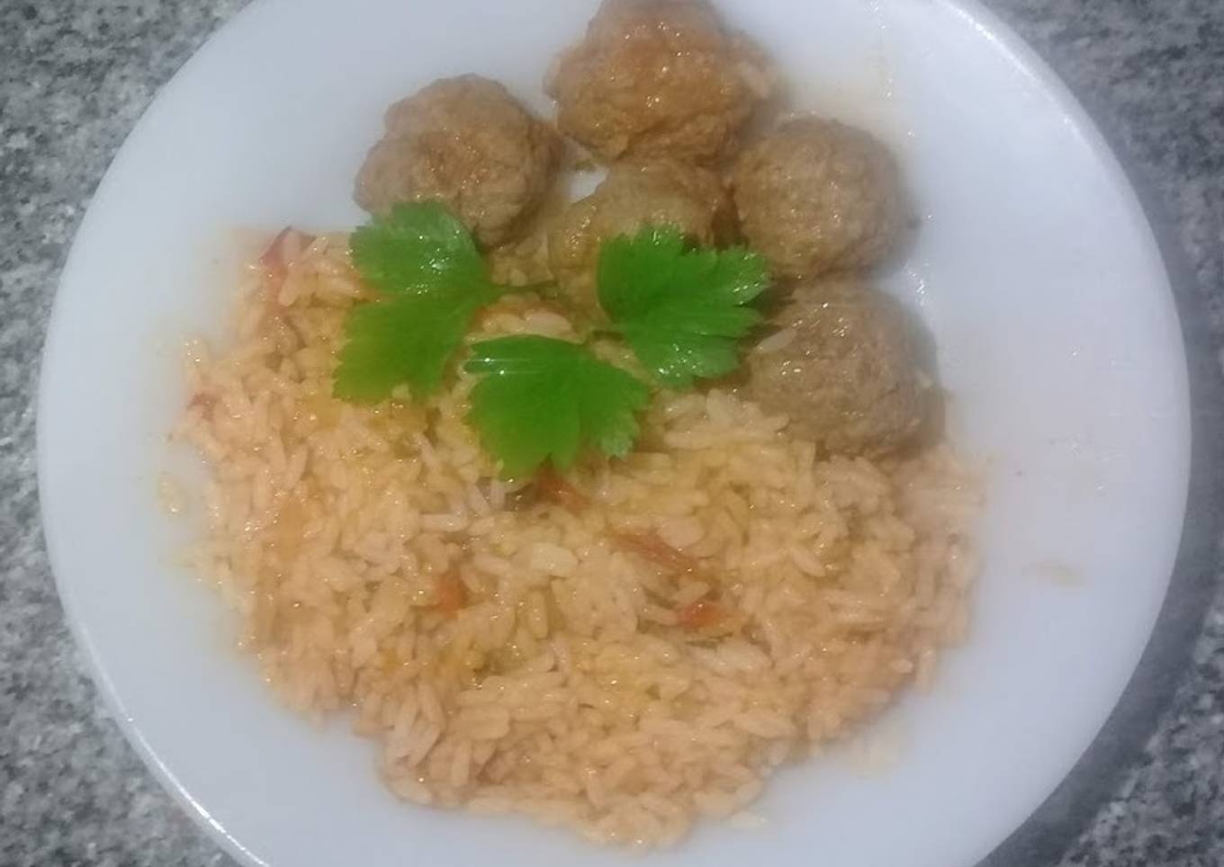Arroz con mini albóndigas