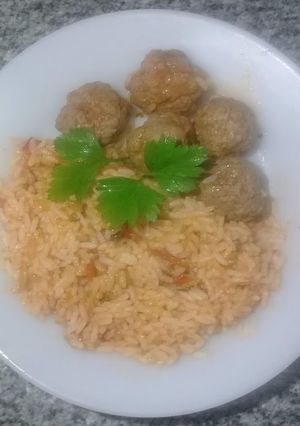 Una foto de Arroz con mini albóndigas