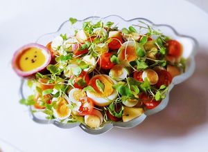 Hình của món SALAD rau mầm với trứng.