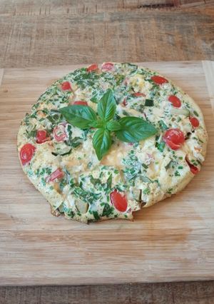 Une photo de Omelette aux courgettes, tomates cerises et basilic frais