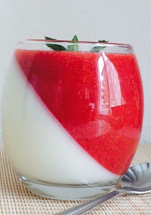 Hình của món Panna cotta dâu.