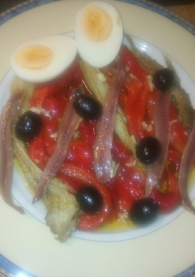Una foto de Escalivada con anchoas